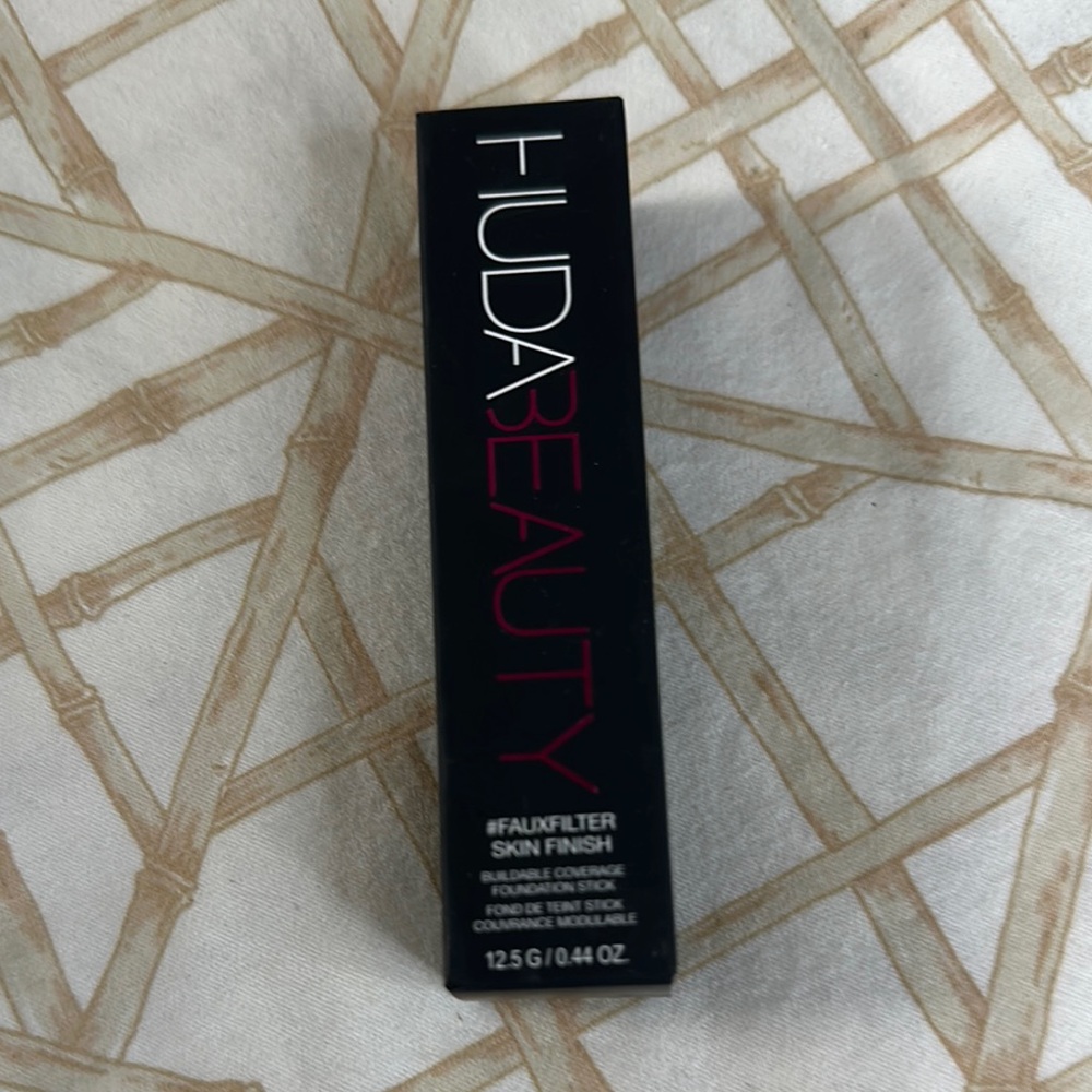 Huda Beauty Radiant Matte Foundation Macchiato 400G  - unused